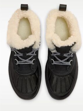 NWOT Nike women’s Chukka boots